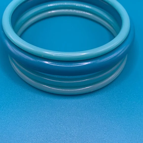 4 Vintage Blue Bangle Bracelets. - Picture 1 of 4